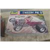 Image 3 : 5 Model Kits ; '92 Camaro - Sealed, Ed Roth Tweety Pie - Sealed, '60 Corvette, '60 Ford Starliner, 