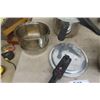 Image 4 : 3 Pressure Cookers + Assorted Aluminum Cookware