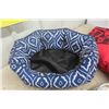 Image 3 : Kennel, Dog Dish, Dog Bed, Blanket