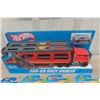 Image 2 : 15 Hot Wheels New in Package including Car Hauler