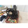 Image 6 : Portable Singer Sewing Machine with Wooden Case