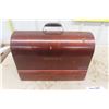 Image 7 : Portable Singer Sewing Machine with Wooden Case