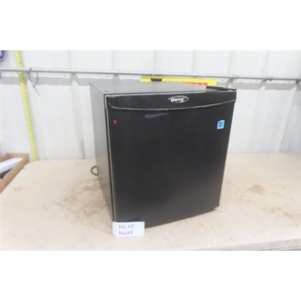 Danby Model DCR059BLE Mini Fridge 17.5"×19"×19"