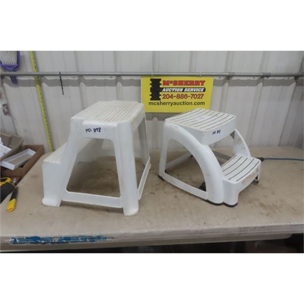 2 Steppers - Rubbermaid