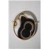 Image 3 : A Carved Russian Agate Cameo with 18 kt Yellow Gold, Diamond and Pearl Frame with Black and White En