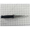 Image 5 : Escape Plan (2013), Stallone, Schwarzenegger  - Stunt Knife
