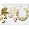 Image 1 : FAUX PEARLS AND MORE