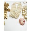 Image 3 : FAUX PEARLS AND MORE