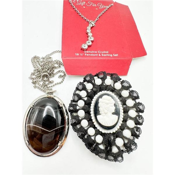 CAMEO BROOCH W LACE