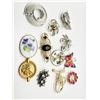Image 2 : BROOCH COLLECTION , LOOK