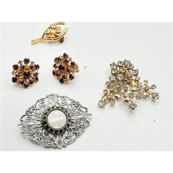 2 BROOCHES, EARRINGS