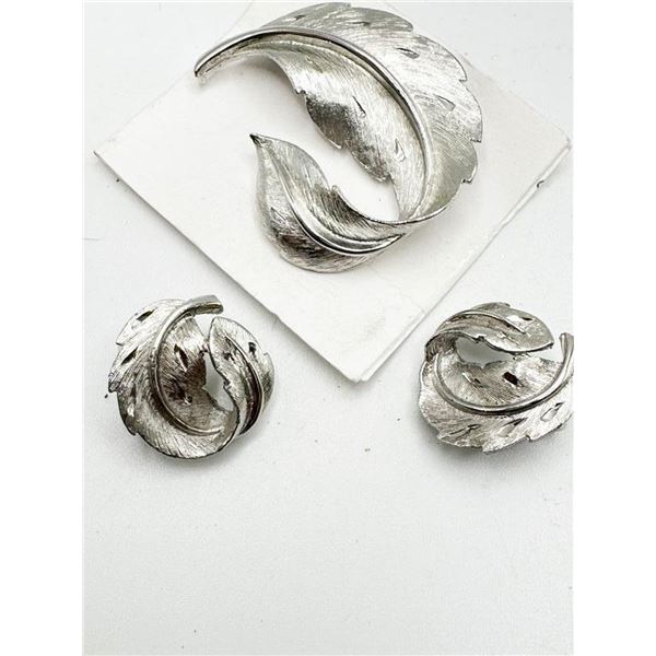 VINTAGE BROOCH SET