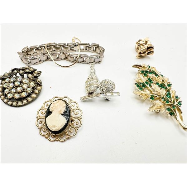 BROOCH  ASSORTMENT