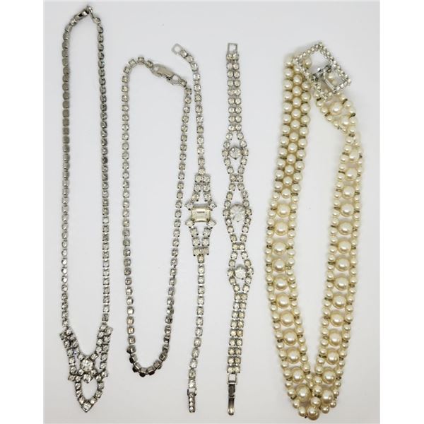 NECKLACES ASSORTMENT