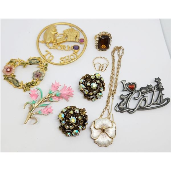 VINTAGE BROOCH ASSORTMENT
