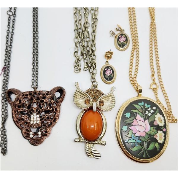 3 VINTAGE NECKLACES
