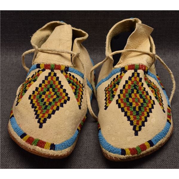 NORTHERN PLAINS INDIAN MOCCASINS