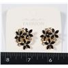Image 1 : NEW FLOWER DESIGN WITH RHINESTONE ACCENT STUD