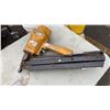 Image 2 : AIR NAILER AND 2 MACHETE
