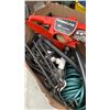 Image 2 : BOX OF ELECTRIC CHAINSAW, SOLAR LIGHTS AND GARDEN HOSE