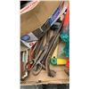 Image 3 : BOX OF HAND TOOLS AND VICE FIBRE GRIPS