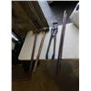 Image 1 : 2 WRECKING BARS, 2 SLEDGEHAMMERS AND RECORD BOLT CUTTERS 3 FOOT LONG