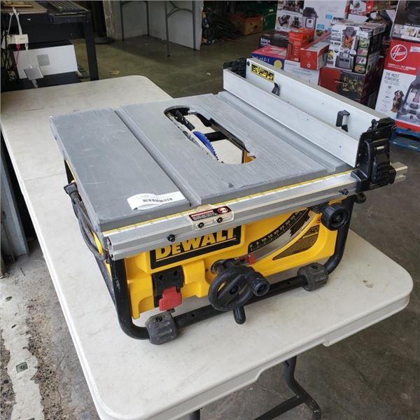 DEWALT TABLE SAW - WORKING, NO THROAT PLATE