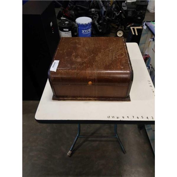 ANTIQUE R93C TURNTABLE IN WOOD CASE