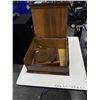 Image 2 : ANTIQUE R93C TURNTABLE IN WOOD CASE