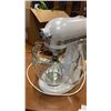 Image 2 : AS NEW KITCHENAID ARTISAN DESIGN 5QT TILT HEAD STAND MIXER - RETAIL $629