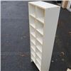 Image 2 : 14 SPOT CUBICAL SHELF AND WOOD TRUNK