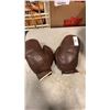 Image 2 : ROLLER BLADES, BOXING GLOVES AND GLOBE