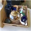 Image 2 : 2 BOXES OF JUGS, AND COLLECTIBLES