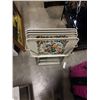 Image 3 : 4 FOLDING TV TRAYS ON STAND AND FLOOR FAN