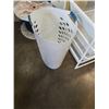 Image 2 : 4 DRAWER WIRE ORGANIZER AND WHITE LAUNDRY HAMPER