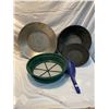 Image 1 : Prospectors scoop and pans