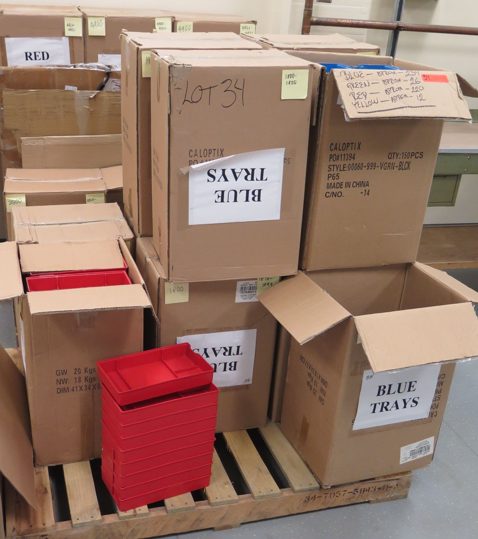 Pallet Medical Sorting Trays: Approx. 234 Blue, 26 Green, 220 Red & 12 ...