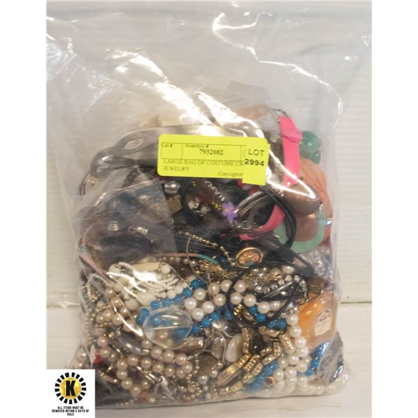 LARGE BAG OF COSTUME CRAFT JEWELRY