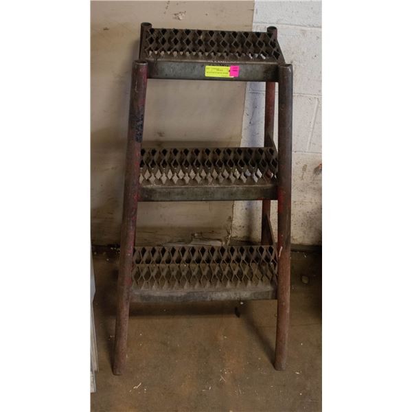 HEAVY DUTY METAL STAIRS APPROX H-34.5" W-17" L-20"