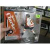 Image 2 : 2 NHL FIGURINES - BOBBY CLARKE (PHILADELPHIA FLYERS) & BOBBY HULL (CHICAGO BLACKHAWKS)