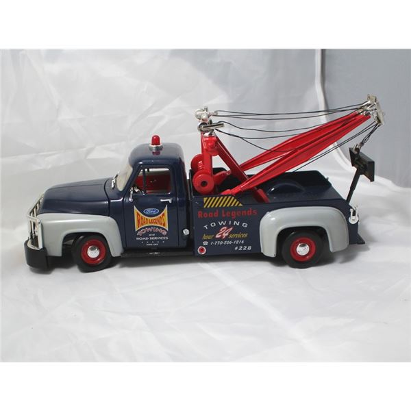 Road Legends Ford F100 Tow Truck 1.18