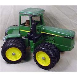 VINTAGE JOHN DEERE TRACTOR
