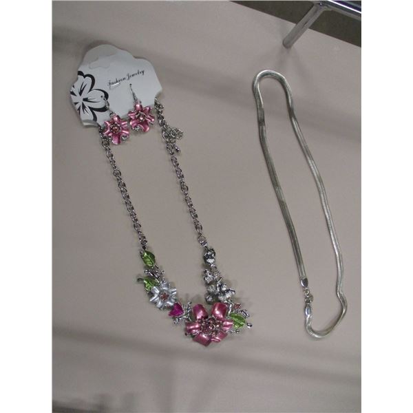 2 COSTUME JEWELRY NECKLACES