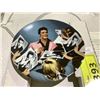 Image 2 : ELVIS PRESLEY LOOKING AT A LEGEND PLATE 9 "STAGE DOOR AUTOGRAPHS" LIMITED EDITION COLLECTIBLE PLATE