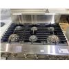 Image 2 : ELECTROLUX ICON STAINLESS STEEL 6 BURNER GAS STOVE WITH ELECTRIC CONVECTION OVEN