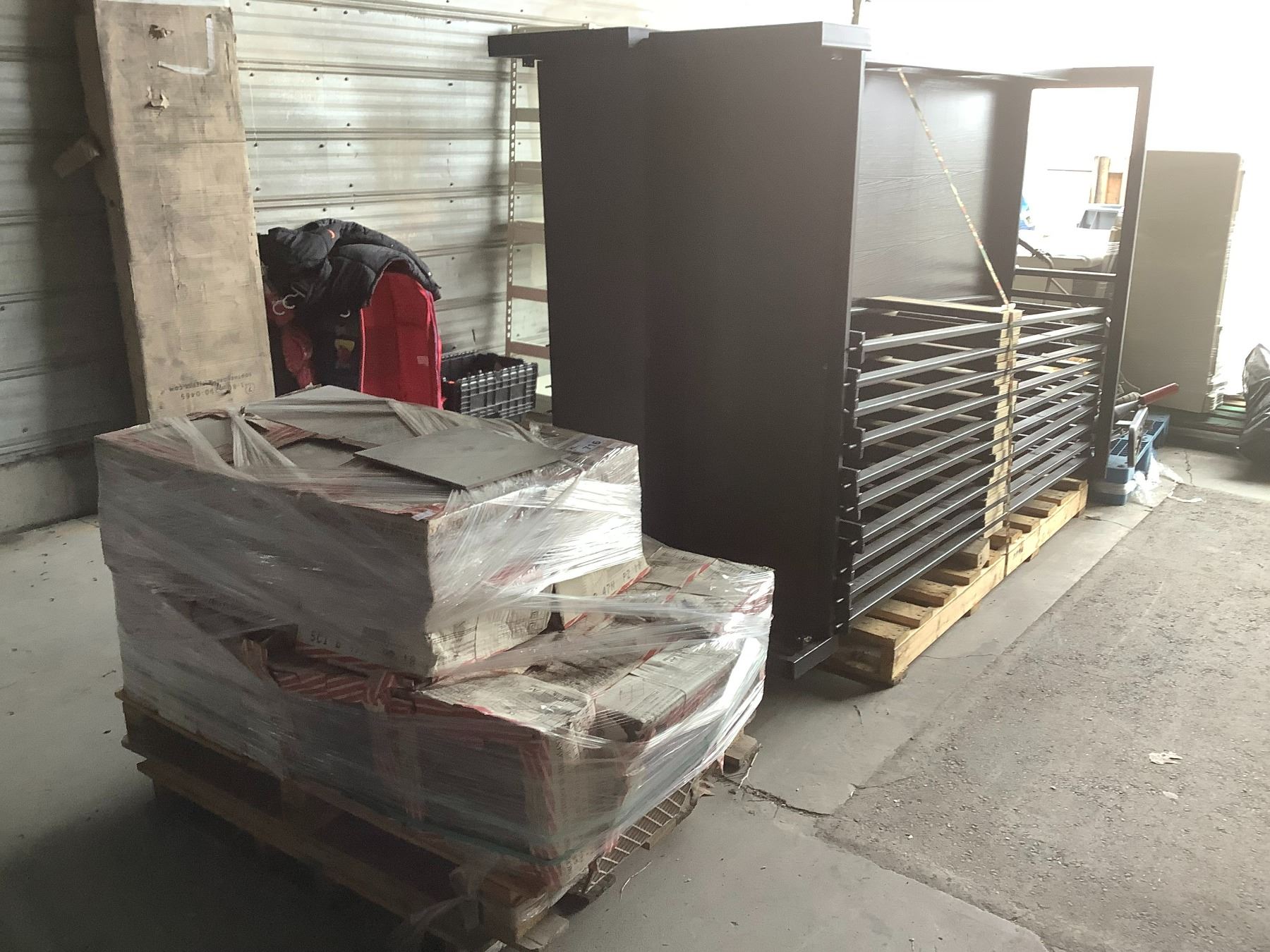 PALLET OF WINSTON TILE DISPLAY RACKS AND ITALIAN 12X12 TILE