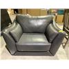 Image 2 : LEATHER WIDE-SEAT LOUNGE CHAIR