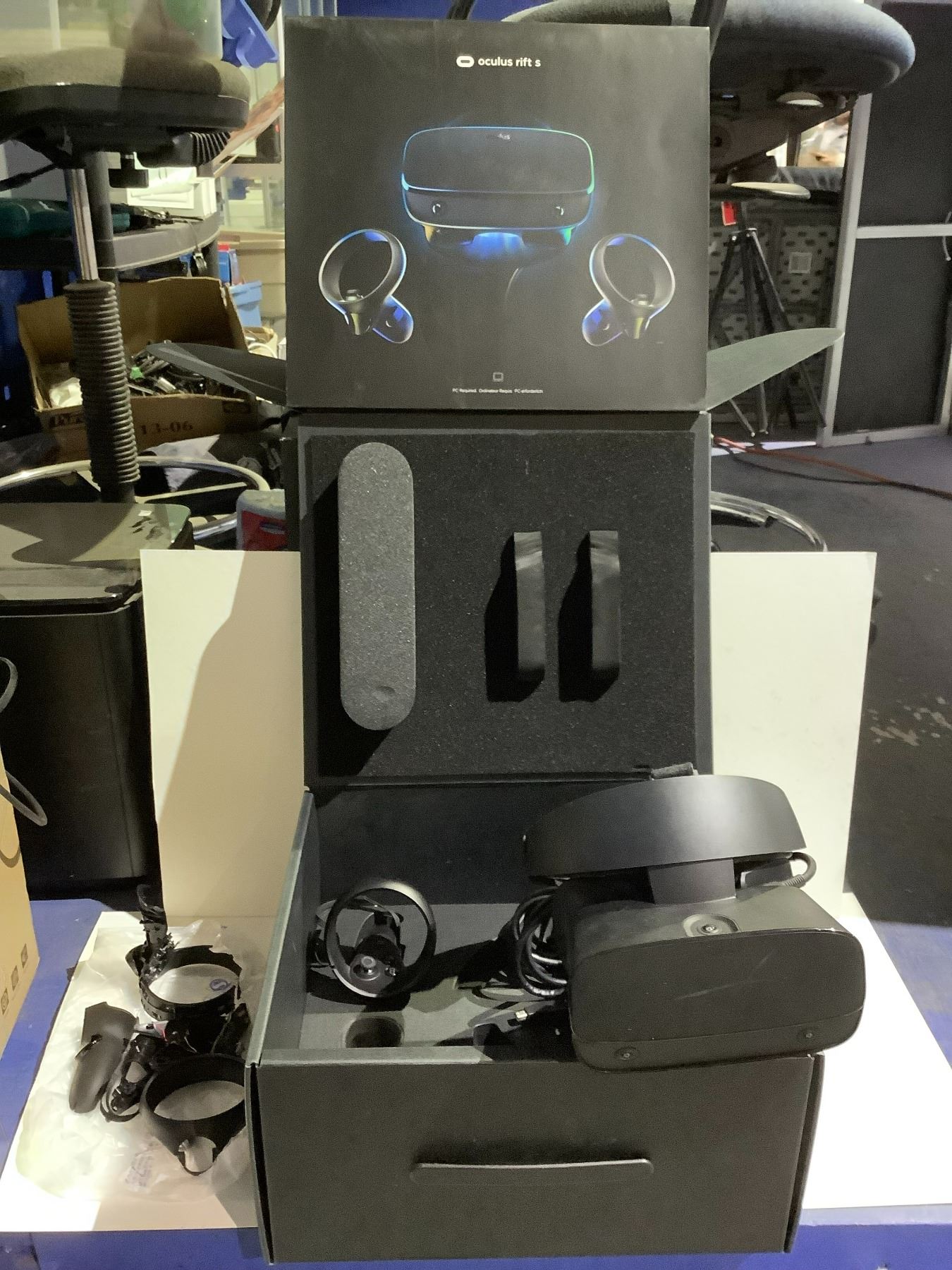 Broken Oculus Rift USED OCULUS RIFT S (BROKEN HANDLE) - Able Auctions