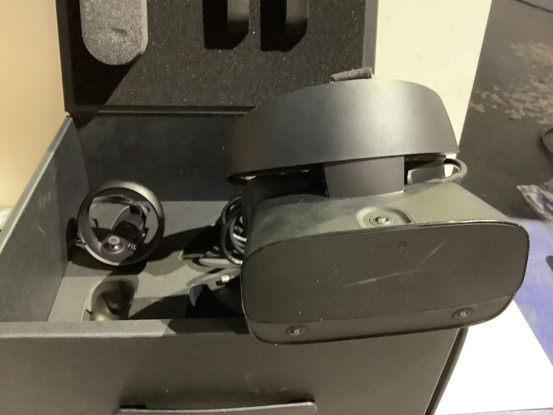 Broken Oculus Rift USED OCULUS RIFT S (BROKEN HANDLE) - Able Auctions