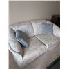 Image 2 : Sklar-Peppler Loveseat with Throw Pillows